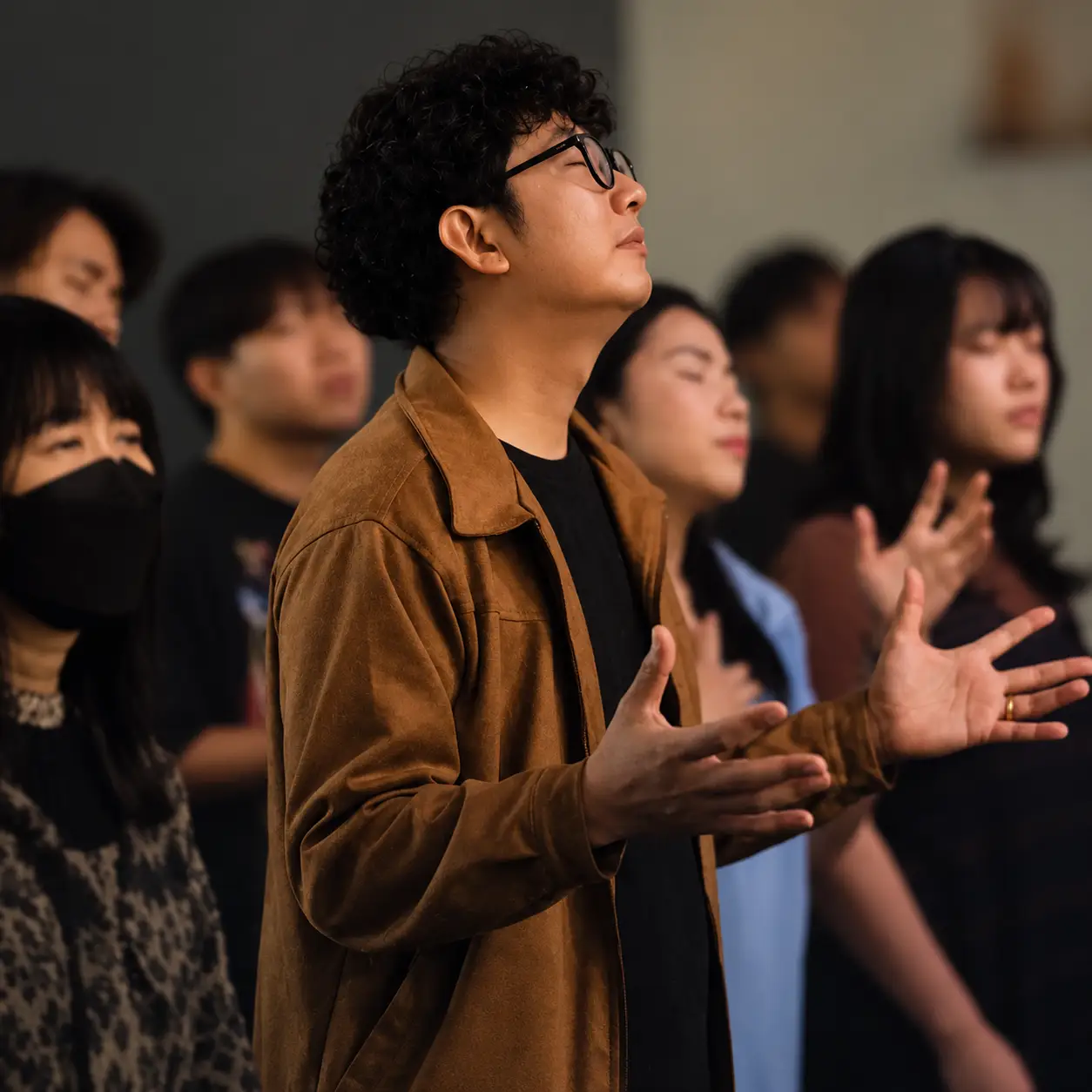 Grupo de jóvenes dentro de una comunidad cristiana