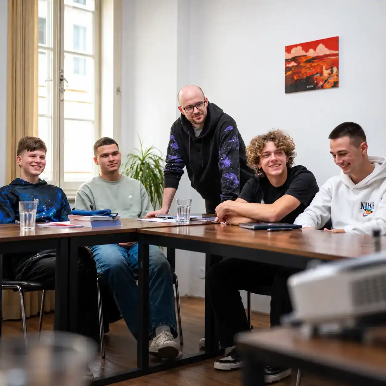 Jóvenes reunidos aprendiendo y desarrollándose